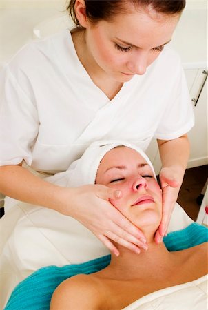 simsearch:400-03951218,k - A face massage during a facial at a beauty spa. Foto de stock - Royalty-Free Super Valor e Assinatura, Número: 400-04478817
