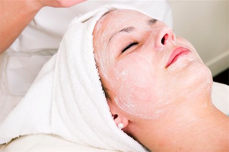 simsearch:400-03951218,k - Relaxing during a facial treatment at a beauty spa. Foto de stock - Royalty-Free Super Valor e Assinatura, Número: 400-04478812