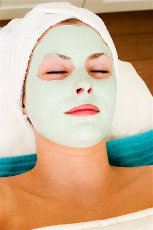 simsearch:400-03951218,k - Relaxing with a green apple facial mask at a beauty spa. Foto de stock - Royalty-Free Super Valor e Assinatura, Número: 400-04478828