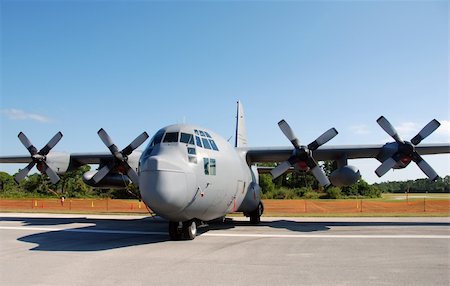 simsearch:400-04684472,k - Military freighter aircraft parked at airstrip Photographie de stock - Aubaine LD & Abonnement, Code: 400-04479527
