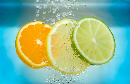 simsearch:400-03931888,k - Tangerine lime and lemon slices in blue water with air bubble. Stock Photo - Budget Royalty-Free & Subscription, Code: 400-04479577