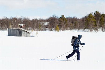 simsearch:400-03939497,k - A skier with a large backpack on a wintery snow filled landscape. Foto de stock - Super Valor sin royalties y Suscripción, Código: 400-04470071