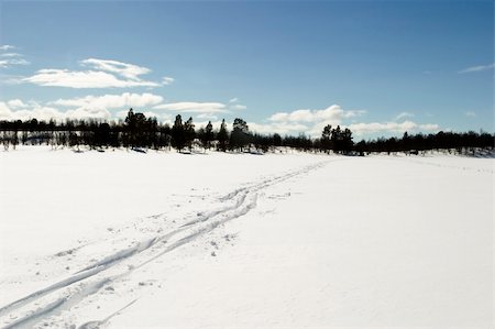simsearch:400-04470085,k - Cross country skiing trail accross a frozen lake. Stockbilder - Microstock & Abonnement, Bildnummer: 400-04470082