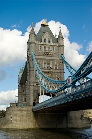 simsearch:400-04452580,k - London tower bridge with blue sky background Fotografie stock - Microstock e Abbonamento, Codice: 400-04470498