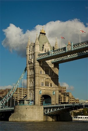 simsearch:400-04433438,k - London tower bridge with blue sky background Foto de stock - Super Valor sin royalties y Suscripción, Código: 400-04470509