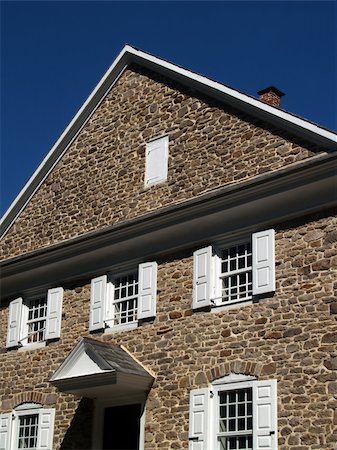 quaker - side view detail of Buckingham Friends' Meeting, in Bucks County PA... historic field stone building from mid-eighteenth century Foto de stock - Royalty-Free Super Valor e Assinatura, Número: 400-04470516