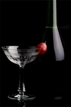 simsearch:400-03942813,k - Champagne Botlte with a glass on a black background Foto de stock - Royalty-Free Super Valor e Assinatura, Número: 400-04470622