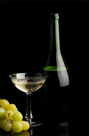 simsearch:400-03942813,k - White grape , bottle and a glass full of champagne over a black background Foto de stock - Royalty-Free Super Valor e Assinatura, Número: 400-04470623