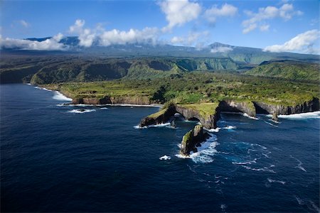 simsearch:400-04006465,k - Aerial of rocky coast on Pacific ocean in Maui, Hawaii. Photographie de stock - Aubaine LD & Abonnement, Code: 400-04470862