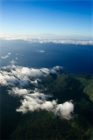 simsearch:841-03067367,k - Aerial view of mountain landscape with clouds on Maui, Hawaii. Foto de stock - Super Valor sin royalties y Suscripción, Código: 400-04470871