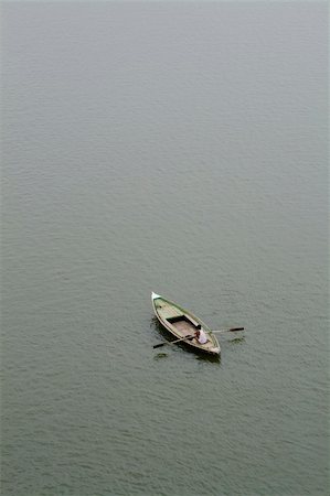 Lonely boat on the Ganges river in Varanasi, India. Photographie de stock - Aubaine LD & Abonnement, Code: 400-04471291
