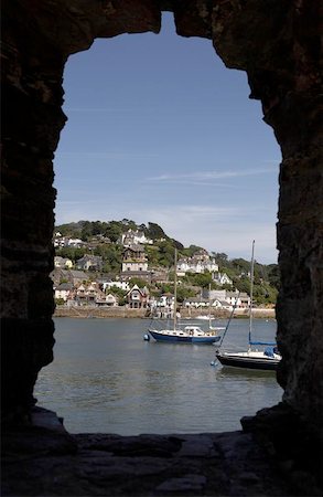 dartmouth - view toward kingswear with boats on the river dart looking through a window of bayards cove fort dartmouth devon england europe uk taken in july 2006 Photographie de stock - Aubaine LD & Abonnement, Code: 400-04472709