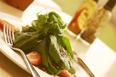 spinach berry salad - Spinach salad. Shallow DOF. Foto de stock - Super Valor sin royalties y Suscripción, Código: 400-04473265