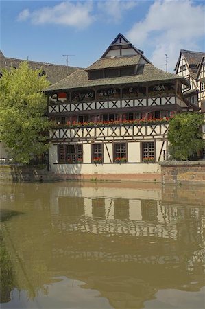 strasbourg - house in strasbourg beside a canal Foto de stock - Super Valor sin royalties y Suscripción, Código: 400-04473260