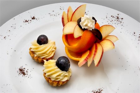 simsearch:400-04575700,k - petit four cakes served on plate with original fruit design Foto de stock - Super Valor sin royalties y Suscripción, Código: 400-04473687