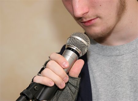 rock speakers - a closeup of a microphone with a man speaking into it (focus is on hand and microphone) Foto de stock - Super Valor sin royalties y Suscripción, Código: 400-04484136