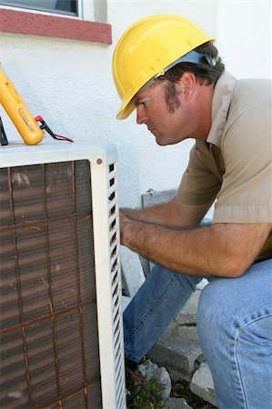 An air conditioning repairman working on a compressor unit. Foto de stock - Super Valor sin royalties y Suscripción, Código: 400-04485120
