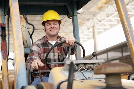 simsearch:400-08260997,k - A handsome construction worker driving a bulldozer on a construction site. Fotografie stock - Microstock e Abbonamento, Codice: 400-04485238