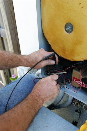 A closeup of an air conditioning tech as he tests the voltage on a heat recovery unit. Photographie de stock - Aubaine LD & Abonnement, Code: 400-04485332