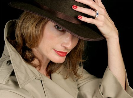 A beautiful woman dressed as a secret agent in a trenchcoat and fedora hat. Photographie de stock - Aubaine LD & Abonnement, Code: 400-04485658