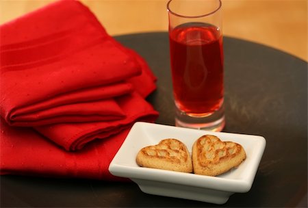 simsearch:400-04494805,k - Heart shaped valentine cookies on a platter Foto de stock - Super Valor sin royalties y Suscripción, Código: 400-04485653