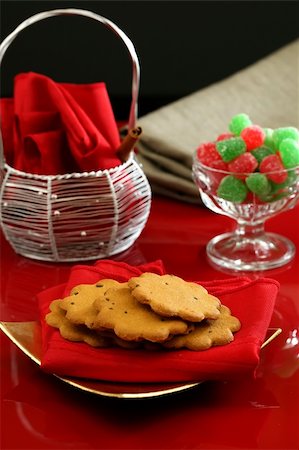 stephconnell (artist) - A holiday dessert table setting with cookies and candy Foto de stock - Super Valor sin royalties y Suscripción, Código: 400-04485663