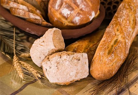 simsearch:400-03971939,k - Various baked bread Foto de stock - Royalty-Free Super Valor e Assinatura, Número: 400-04485857