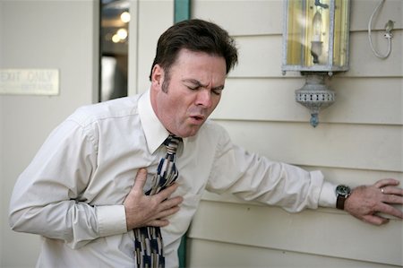 A middle aged man outside his office suffering from a persistent cough. Foto de stock - Super Valor sin royalties y Suscripción, Código: 400-04486206