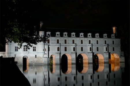 simsearch:400-03975924,k - Chenonceau Castle, built at the bridge over Cher river Stock Photo - Budget Royalty-Free & Subscription, Code: 400-04486720