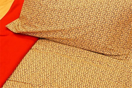 simsearch:400-08155802,k - Red and beige sheets and pillows detail Foto de stock - Super Valor sin royalties y Suscripción, Código: 400-04487250