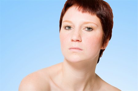 simsearch:400-05041629,k - Studio portrait of a young woman with short hair looking uptight Fotografie stock - Microstock e Abbonamento, Codice: 400-04487429