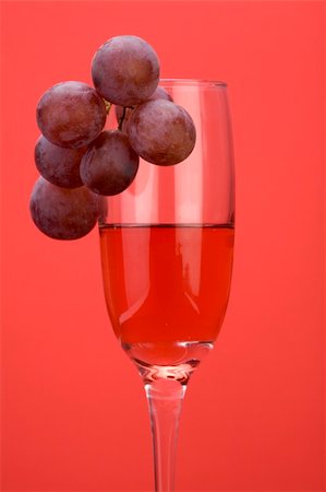 simsearch:400-04935153,k - A glass of rose wine with grapes against a plain background. Photographie de stock - Aubaine LD & Abonnement, Code: 400-04487704