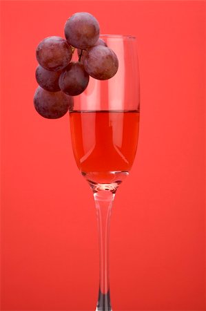 simsearch:400-04935153,k - A glass of rose wine with grapes against a plain background. Photographie de stock - Aubaine LD & Abonnement, Code: 400-04487703