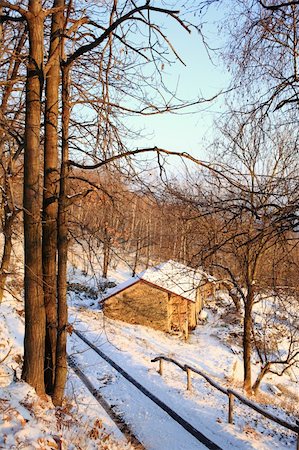 Small mountain farm under construction;winter scenic Foto de stock - Super Valor sin royalties y Suscripción, Código: 400-04487897