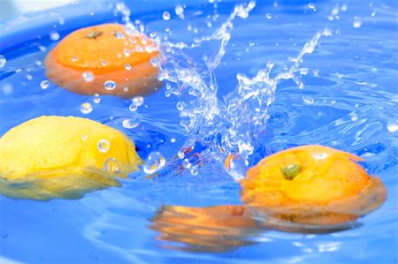 simsearch:400-03966401,k - Oranges and lemons in water Stock Photo - Budget Royalty-Free & Subscription, Code: 400-04487973