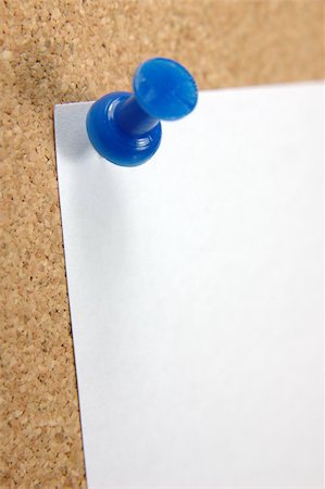 simsearch:400-05910146,k - Close up of blue pushpin with blank note on corkboard Photographie de stock - Aubaine LD & Abonnement, Code: 400-04488002