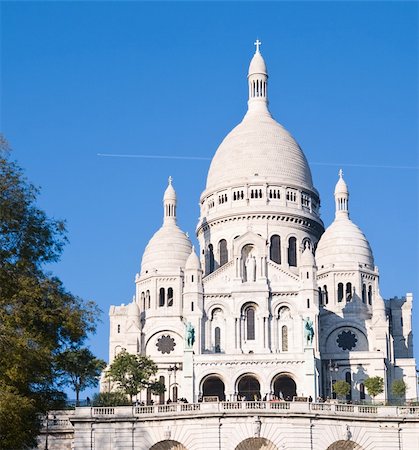 simsearch:400-06086556,k - The Sacre-Coeur church in Montmartre- paris France Foto de stock - Super Valor sin royalties y Suscripción, Código: 400-04488756