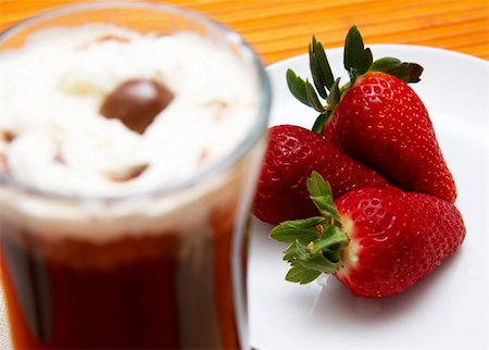 simsearch:400-04977109,k - Cup of coffee with cream and three strawberries on a saucer. Focus is on the strawberries Foto de stock - Super Valor sin royalties y Suscripción, Código: 400-04488766