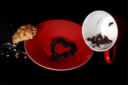 sand biscuit - Heart of sediment on the plate. Black background Foto de stock - Super Valor sin royalties y Suscripción, Código: 400-04489268