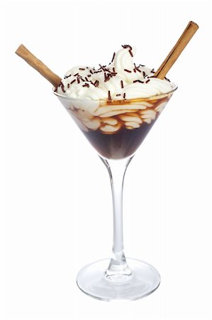 simsearch:400-04939217,k - A hot chocolate or capuccino with sticks of cinnamon, reflected on white background Foto de stock - Super Valor sin royalties y Suscripción, Código: 400-04489276