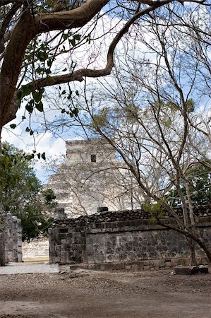 Chichen Itza in the Yucatan was a Maya city and one of the greatest religious center and remains today one of the most visited archaeological sites Foto de stock - Royalty-Free Super Valor e Assinatura, Número: 400-04489484