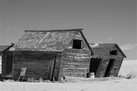 simsearch:841-06499265,k - Winter shot of leaning sheds on the prairies Foto de stock - Super Valor sin royalties y Suscripción, Código: 400-04489830