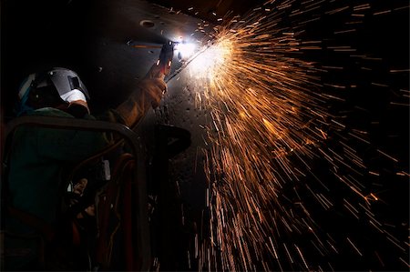 simsearch:400-03975695,k - an arc welder spraying a lot of fire Foto de stock - Super Valor sin royalties y Suscripción, Código: 400-04480031