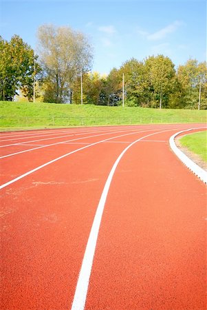 simsearch:400-03942081,k - racetrack, red tarmac, for runners. trees in the background Foto de stock - Royalty-Free Super Valor e Assinatura, Número: 400-04480134