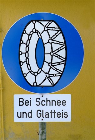 simsearch:400-04480527,k - traffic sign using snow chain when snowimg or ice Stock Photo - Budget Royalty-Free & Subscription, Code: 400-04480533
