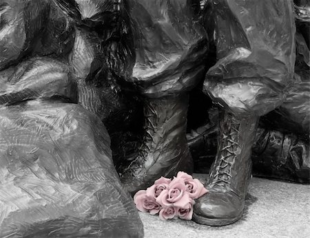 Flowers at the feet of a soldier in bronze Foto de stock - Royalty-Free Super Valor e Assinatura, Número: 400-04480566