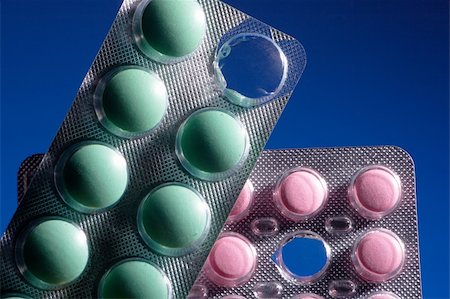 simsearch:400-06852415,k - Pink and green tablets on a dark blue background Fotografie stock - Microstock e Abbonamento, Codice: 400-04481041