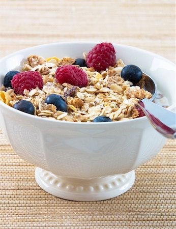 Breakfast Series - Bowl of Muesli cereal with Raspberries and Blueberries Photographie de stock - Aubaine LD & Abonnement, Code: 400-04481316