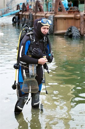 simsearch:400-04007432,k - Scuba diver in wet suit entering the cold water Stock Photo - Budget Royalty-Free & Subscription, Code: 400-04481584