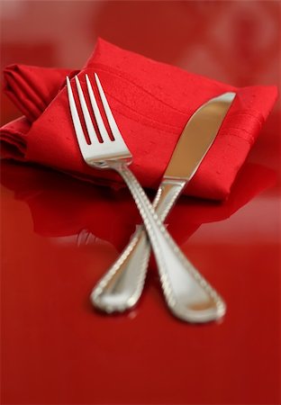 stephconnell (artist) - An elegant holiday table setting in red and white Foto de stock - Super Valor sin royalties y Suscripción, Código: 400-04481695